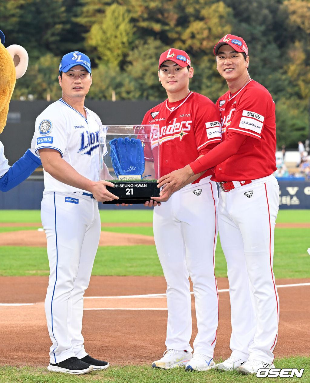 11일 오후 대구 삼성라이온즈파크에서 2025 신한 SOL Bank KBO리그 삼성 라이온즈와 SSG 랜더스의 경기가 열렸다.삼성은 후라도, SSG은 화이트를 선발 투수로 내세웠다.경기에 앞서 삼성 오승환 은퇴 투어 행사가 열렸다.삼성 오승환이 SSG 조병현과 김광현에게 기념품 전달 후 기념촬영을 하고 있다. 2025.09.11 /sunday@osen.co.kr