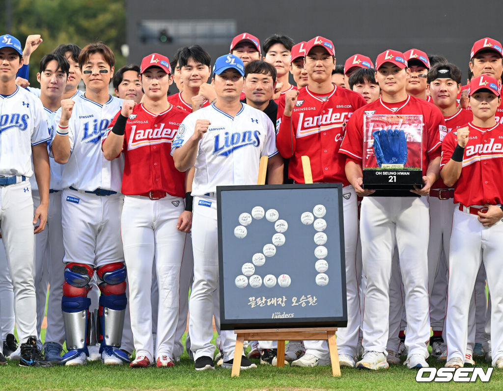 11일 오후 대구 삼성라이온즈파크에서 2025 신한 SOL Bank KBO리그 삼성 라이온즈와 SSG 랜더스의 경기가 열렸다.삼성은 후라도, SSG은 화이트를 선발 투수로 내세웠다.경기에 앞서 삼성 오승환 은퇴 투어 행사가 열렸다.삼성 오승환이 양팀 선수들과 기념촬영을 하고 있다. 2025.09.11 /sunday@osen.co.kr