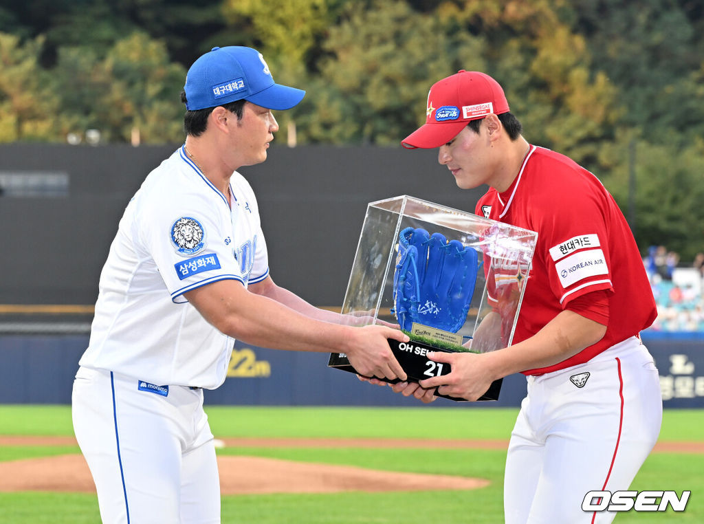 11일 오후 대구 삼성라이온즈파크에서 2025 신한 SOL Bank KBO리그 삼성 라이온즈와 SSG 랜더스의 경기가 열렸다.삼성은 후라도, SSG은 화이트를 선발 투수로 내세웠다.경기에 앞서 삼성 오승환 은퇴 투어 행사가 열렸다.삼성 오승환이 SSG 조병현에게 기념품을 전달하고 있다. 2025.09.11 /sunday@osen.co.kr