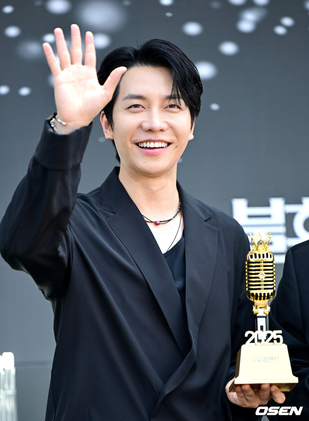 23일 인천 남동체육관에서 KBS 2TV '불후의 명곡' 2025 상반기 왕중왕전 레드카펫이 진행됐다.이번 왕중왕전에는 조째즈, 라포엠, 신승태&최수호, 손태진&전유진, 정준일, 알리, 소향, 허용별, 이승기&이홍기, 최정원&손승연 등이 참가한다.가수 겸 배우 이승기가 포토타임을 하고 있다. 2025.06.23 / dreamer@osen.co.kr