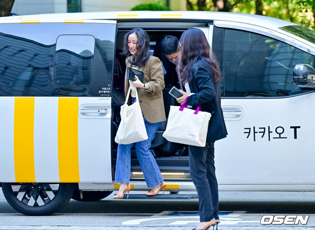 11일 서울중앙지방법원 형사31부가 하이브가 민희진 전 어도어 대표를 상대로 제기한 주주간계약 해지 확인 소송과, 민희진 전 대표가 하이브를 상대로 낸 풋옵션 관련 주식매매대금 청구 소송의 마지막 변론기일을 진행했다.재판부는 하이브 측 증인 신문과 구두 변론을 마친 뒤 선고기일을 정할 예정이다. 앞서 지난 6월 열린 3차 변론에서 하이브는 민희진 전 대표가 뉴진스 멤버 부모들을 회유하고 세세한 지시를 내리며 입장을 조율했다고 주장하며, 이는 ‘뉴진스 빼가기’ 계획의 일환으로 주주간계약 위반에 해당한다고 강조했다.민 전 대표는 지난해 4월부터 하이브와 법적 갈등을 이어오고 있으며, 하이브는 경영권 탈취와 배임 의혹 등을 이유로 감사에 착수했다. 반면 민 전 대표는 뉴진스 콘셉트 표절 문제가 갈등의 핵심이라고 맞서며 양측의 대립이 심화됐다.민희진 전 대표가 출석하고 있다. 2025.09.11 / soul1014@osen.co.kr