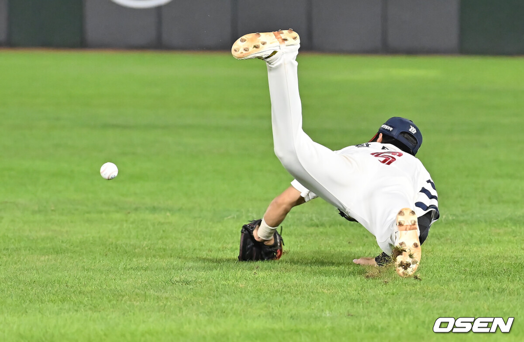 10일 부산 사직야구장에서 2025 신한 SOL 뱅크 KBO 리그 롯데 자이언츠와 한화 이글스의 경기가 열렸다.홈팀 롯데는 감보아가, 방문팀 한화는 류현진이 선발 출전했다.롯데 자이언츠 한태양이 4회초 2사 1,3루 한화 이글스 김태연의 플라이 타구를 포구 실책하고 있다. 2025.09.10 / foto0307@osen.co.kr