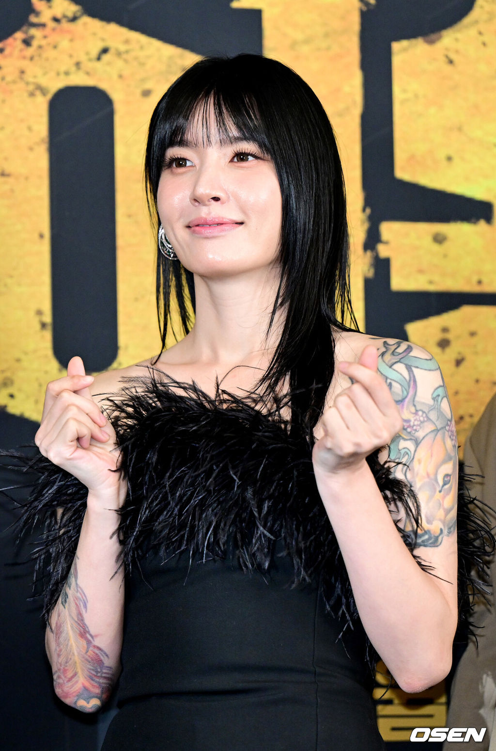 11일 오전 서울 상암동 스탠포드호텔에서 웨이브(Wavve) 오리지널 예능 ‘여왕벌 게임’ 제작발표회가 열렸다.예능 ‘여왕벌 게임’은 여왕벌 6인이 지배하는 세계관 속에서 여성 리더 1인과 남성 팀원 3인이 팀을 이뤄 상금을 놓고 경쟁하는 계급 생존 리얼리티 프로그램이다. 6개 팀을 이끄는 리더 모니카, 장은실, 정혜인, 서현숙, 신지은, 구슬과 18인의 남성 출연진들이 시청자들을 만난다.안무가 모니카가 포토타임을 하고 있다. 2024.09.11 / dreamer@osen.co.kr