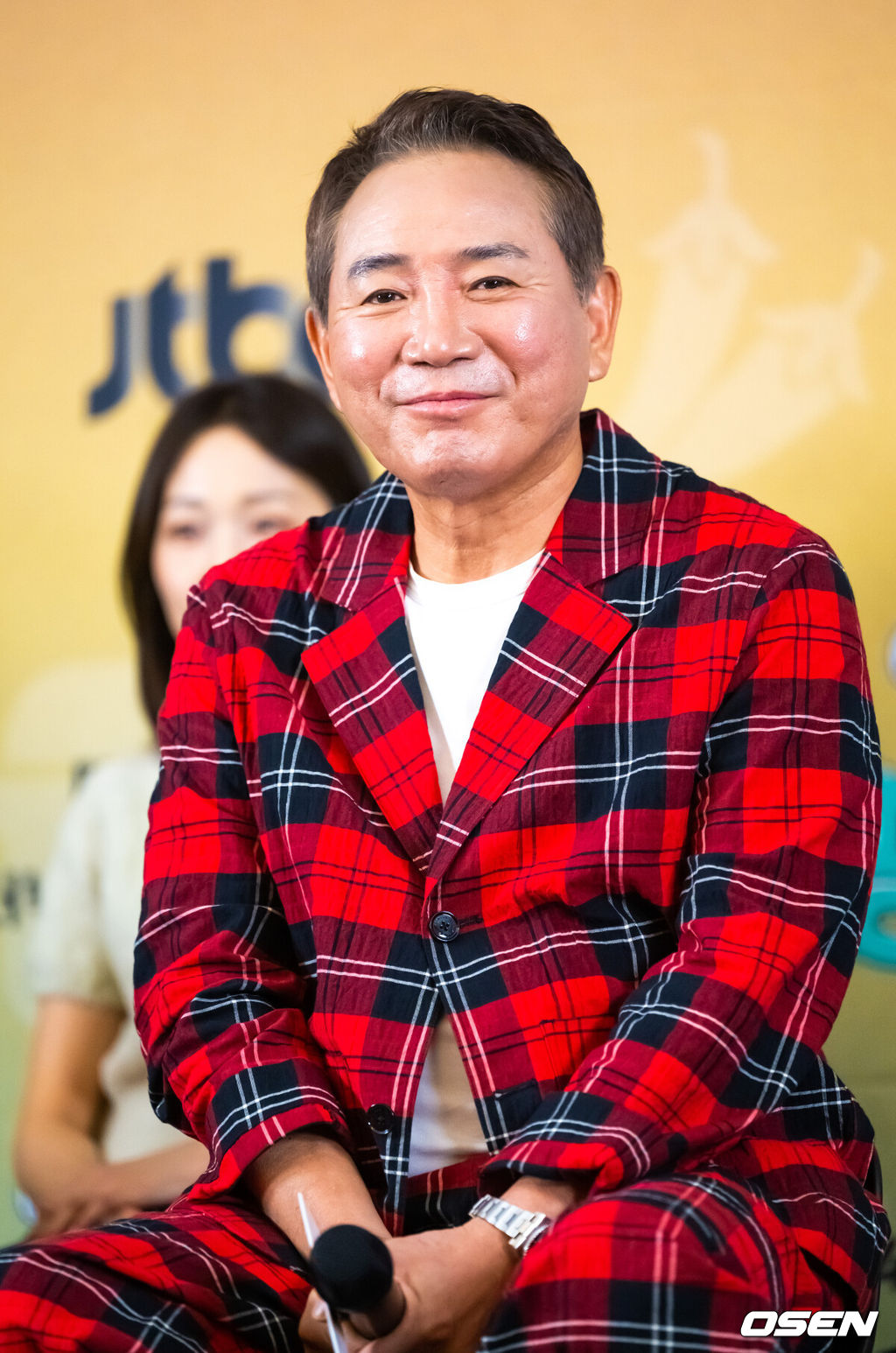 17일 오후 서울 상암동 스탠포드 호텔에서 JTBC 새 예능 ‘대결! 팽봉팽봉’ 제작발표회가 진행됐다.'대결! 팽봉팽동'은 요식업에 사활을 건 대표 코미디언 이봉원과 팽현숙이 해외의 작은 섬에 나란히 두 개의 식당을 내고 영업 대결을 펼치는 리얼리티 예능 프로그램으로 이날 행사에는 이진주 PD, 신혜원 PD, 최양락, 이봉원, 팽현숙, 이은지, 유승호, 곽동연이 참석했다.  이봉원이 미소 짓고 있다.   2025.04.17 / soul1014@osen.co.kr