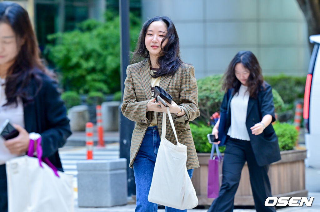 11일 서울중앙지방법원 형사31부가 하이브가 민희진 전 어도어 대표를 상대로 제기한 주주간계약 해지 확인 소송과, 민희진 전 대표가 하이브를 상대로 낸 풋옵션 관련 주식매매대금 청구 소송의 마지막 변론기일을 진행했다.재판부는 하이브 측 증인 신문과 구두 변론을 마친 뒤 선고기일을 정할 예정이다. 앞서 지난 6월 열린 3차 변론에서 하이브는 민희진 전 대표가 뉴진스 멤버 부모들을 회유하고 세세한 지시를 내리며 입장을 조율했다고 주장하며, 이는 ‘뉴진스 빼가기’ 계획의 일환으로 주주간계약 위반에 해당한다고 강조했다.민 전 대표는 지난해 4월부터 하이브와 법적 갈등을 이어오고 있으며, 하이브는 경영권 탈취와 배임 의혹 등을 이유로 감사에 착수했다. 반면 민 전 대표는 뉴진스 콘셉트 표절 문제가 갈등의 핵심이라고 맞서며 양측의 대립이 심화됐다.민희진 전 대표가 출석하고 있다. 2025.09.11 / soul1014@osen.co.kr