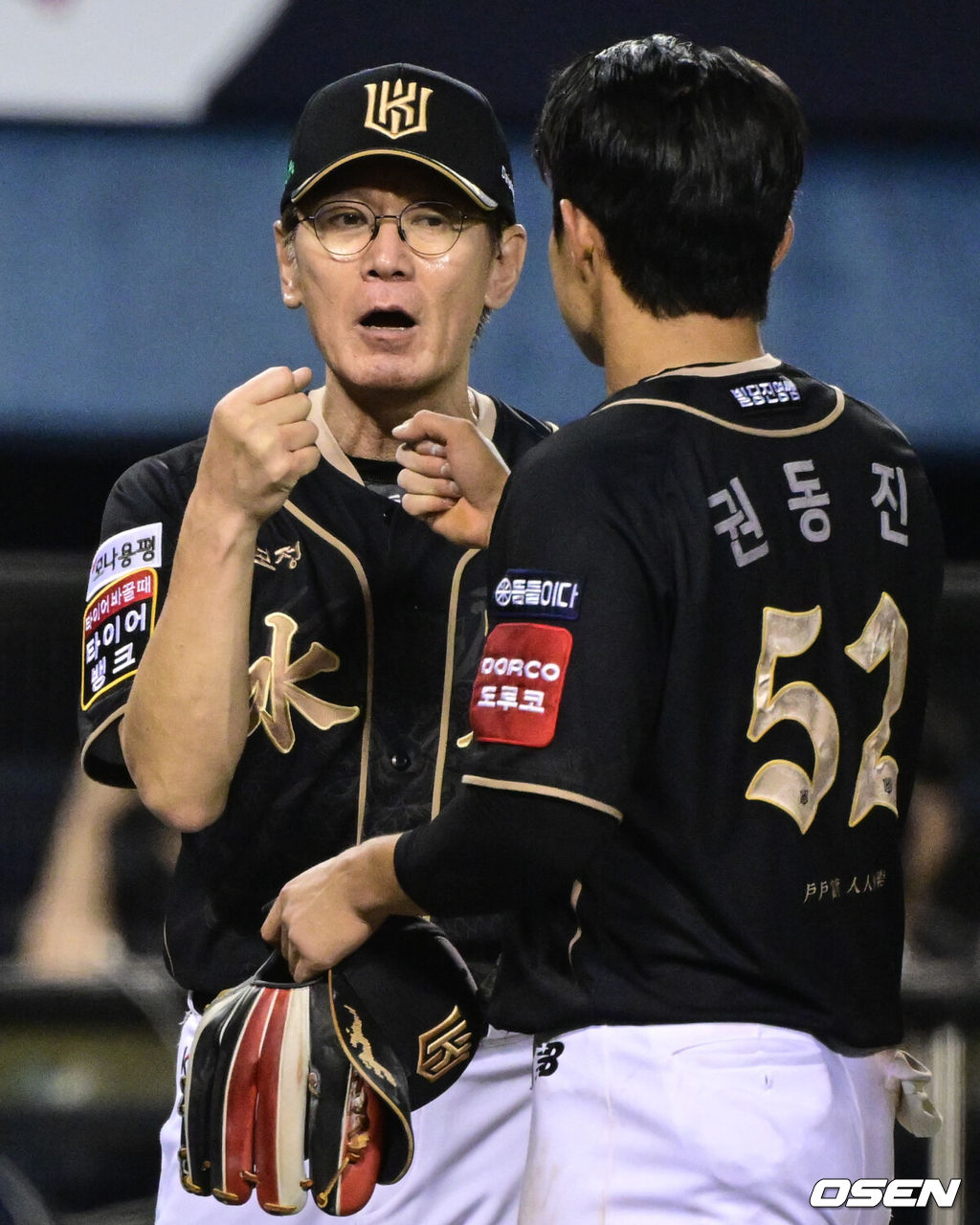 KT가 1위 LG의 80승 선착을 저지하고 4위 자리를 지켰다. 프로야구 KT 위즈는 11일 서울 잠실구장에서 열린 2025 신한 SOL뱅크 KBO리그 LG 트윈스와의 시즌 13차전에서 6-4 역전승을 거뒀다. KT 이강철 감독이 권동진과 승리를 기뻐하고 있다. 2025.09.11 /cej@osen.co.kr