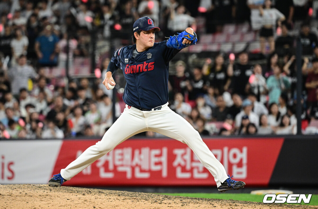 마무리 김원중이 힘차게 투구하고 있다./OSEN DB