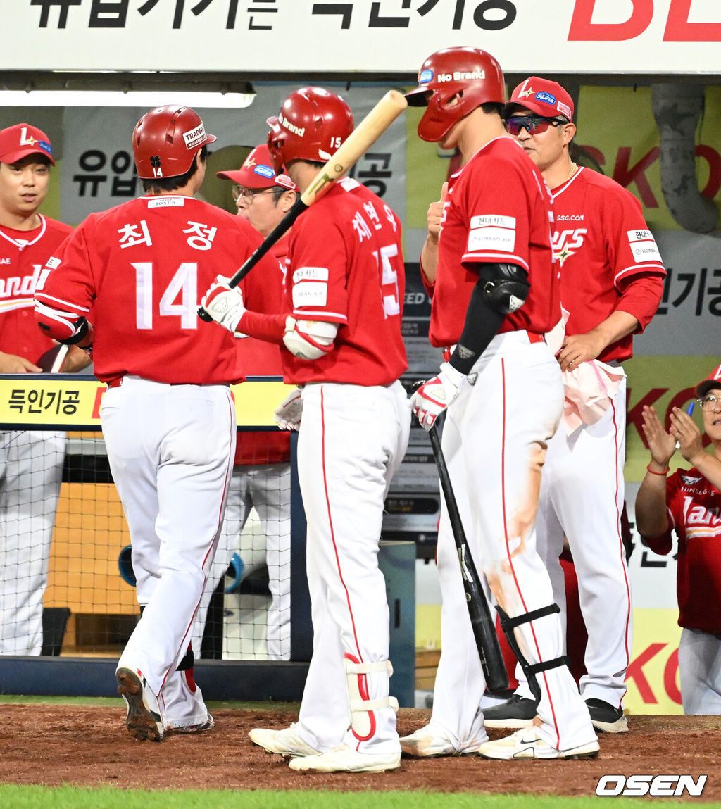 11일 오후 대구 삼성라이온즈파크에서 2025 신한 SOL Bank KBO리그 삼성 라이온즈와 SSG 랜더스의 경기가 열렸다.삼성은 후라도, SSG은 화이트를 선발 투수로 내세웠다.9회초 1사에서 SSG 최정이 좌월 솔로 홈런을 치고 이숭용 감독의 축하를 받고 있다. 2025.09.11 /sunday@osen.co.kr