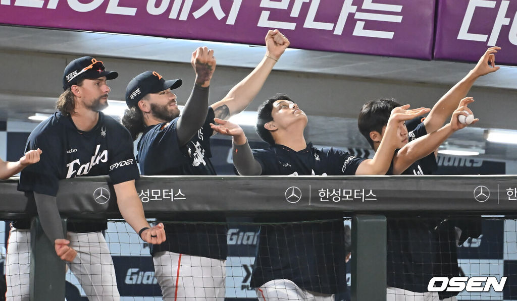 10일 부산 사직야구장에서 2025 신한 SOL 뱅크 KBO 리그 롯데 자이언츠와 한화 이글스의 경기가 열렸다. 한화 이글스 와이스, 폰세, 문동주, 정우주가 6회초 우익수 오른쪽 뒤 3루타를 친 리베라토를 보며 세리머니를 하고 있다. 2025.09.10 / foto0307@osen.co.kr