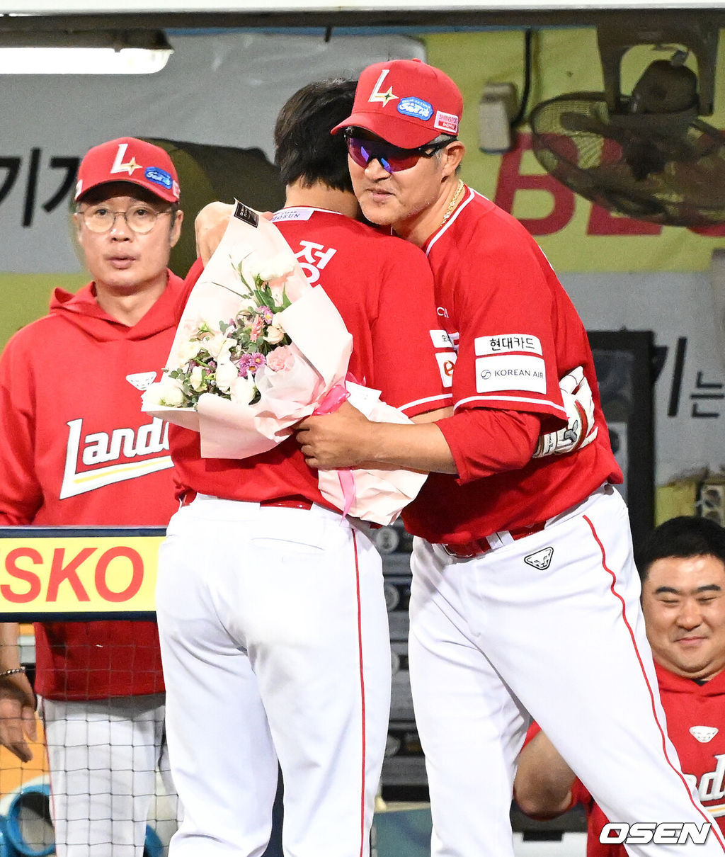 11일 오후 대구 삼성라이온즈파크에서 2025 신한 SOL Bank KBO리그 삼성 라이온즈와 SSG 랜더스의 경기가 열렸다.삼성은 후라도, SSG은 화이트를 선발 투수로 내세웠다.9회초 1사에서 SSG 최정이 좌월 솔로 홈런을 치고 이숭용 감독의 축하를 받고 있다. 2025.09.11 /sunday@osen.co.kr