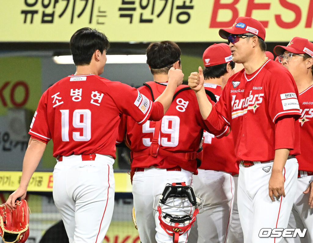 이숭용 감독이 이끄는 프로야구 SSG 랜더스가 삼성 라이온즈를 꺾고 3위 자리를 굳건히 지켰다. SSG는 11일 대구삼성라이온즈파크에서 열린 삼성과의 원정 경기에서 8-4로 승리했다. 최정은 KBO 최초 10년 연속 20홈런 고지를 밟았다. 노경은도 한국 프로야구 최초로 3년 연속 20홀드의 주인공이 됐다. 반면 삼성은 선발 아리엘 후라도의 호투에도 연패에 빠졌다. 경기 종료 후 SSG 이숭용 감독이 조병현과 승리의 기쁨을 나누고 있다. 2025.09.11 /sunday@osen.co.kr