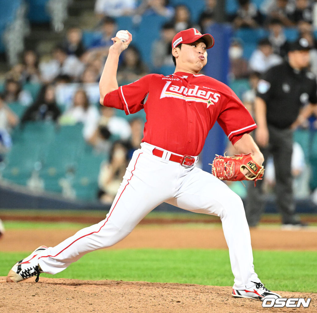 이숭용 감독이 이끄는 프로야구 SSG 랜더스가 삼성 라이온즈를 꺾고 3위 자리를 굳건히 지켰다. SSG는 11일 대구삼성라이온즈파크에서 열린 삼성과의 원정 경기에서 8-4로 승리했다. 최정은 KBO 최초 10년 연속 20홈런 고지를 밟았다. 노경은도 한국 프로야구 최초로 3년 연속 20홀드의 주인공이 됐다. 반면 삼성은 선발 아리엘 후라도의 호투에도 연패에 빠졌다. 9회말 무사에서 SSG 조병현이 역투하고 있다. 2025.09.11 /sunday@osen.co.kr