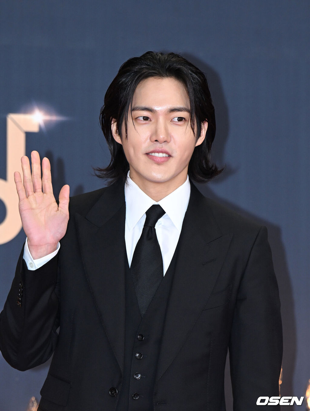 31일 오후 서울 여의도 KBS 신관공개홀에서 2022 KBS 연기대상 레드카펫 행사가 진행됐다.배우 김건우가 레드카펫을 밟고 있다. 2022.12.31 /sunday@osen.co.kr