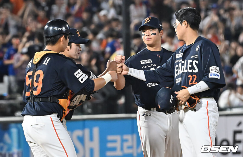 10일 부산 사직야구장에서 2025 신한 SOL 뱅크 KBO 리그 롯데 자이언츠와 한화 이글스의 경기가 열렸다. 홈팀 롯데는 감보아가, 방문팀 한화는 류현진이 선발 출전했다.한화 이글스 선수들이 롯데 자이언츠에 13-0으로 승리한 후 기쁨을 나누고 있다. 2025.09.10 / foto0307@osen.co.kr