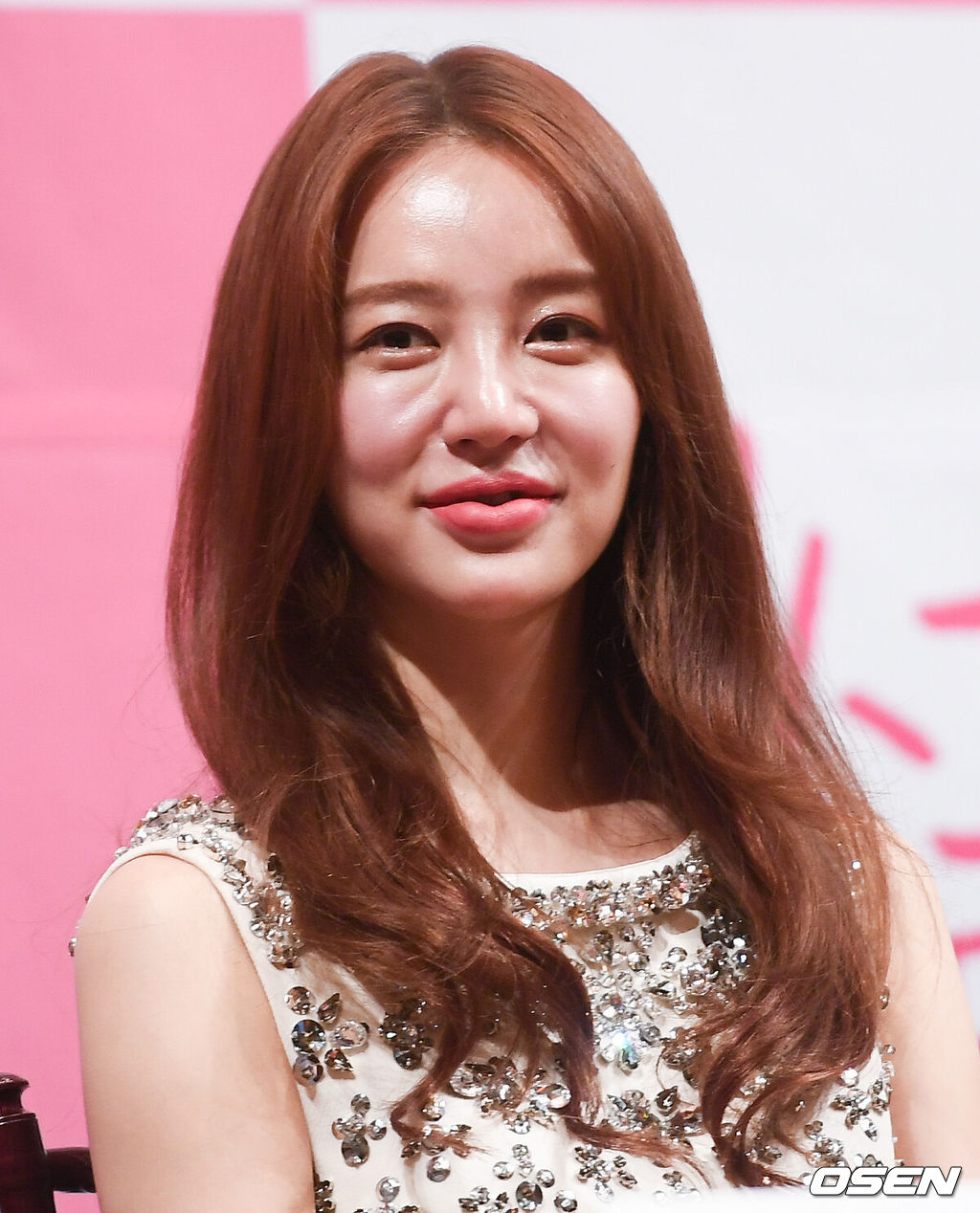 =31일 오후 서울 논현동 임피리얼 팰리스 호텔에서 MBN 새 수목드라마 '설렘주의보' 제작발표회가 진행됐다. ‘설렘주의보’는 사랑을 믿지 않는 스타닥터 차우현(천정명 분)과 알고 보면 연애 바보인 톱스타 윤유정(윤은혜 분)의 위장 로맨스를 그린다. 배우 윤은혜가 미소 짓고 있다./ soul1014@osen.co.kr