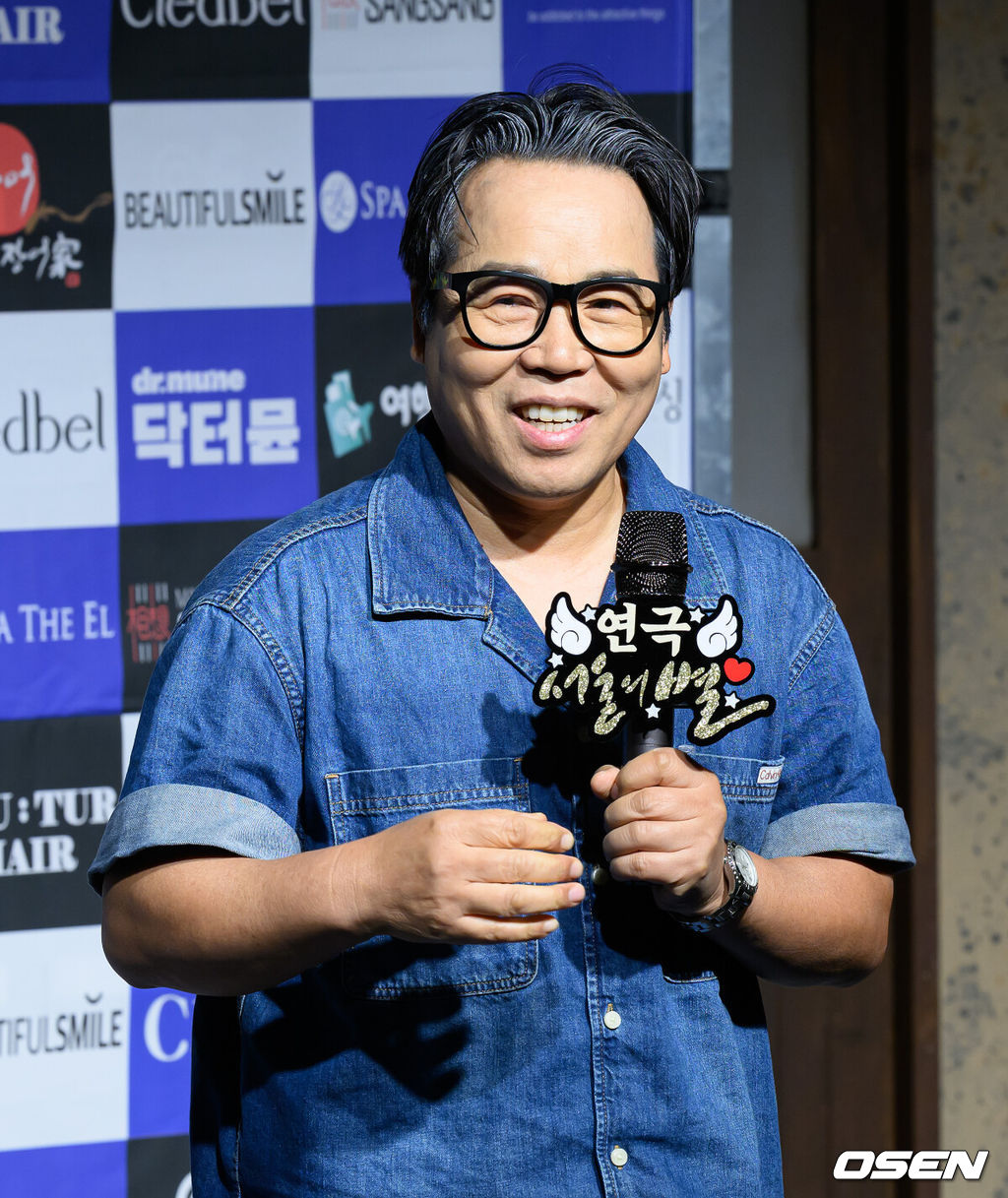 13일 오후 서울 종로구 대학로 대학로 아트하우스에서 연극 '서울의 별' 프레스콜 및 기자간담회가 열렸다.연극 ‘서울의 별’은 서울 산동네 꼭대기 허름한 옥탑방을 배경으로, 삶의 끝자락에 선 세 사람이 서로를 이해하고 각자의 인생에 별 하나 씩을 밝히는 이야기다.배우 정은표가 포토타임을 가지고 있다. 2025.08.13 /sunday@osen.co.kr