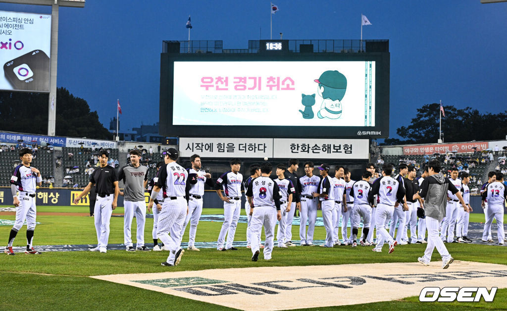 12일 오후 서울 잠실구장에서 ‘2025 신한 SOL Bank KBO리그’ LG 트윈스와 NC 다이노스의 경기가 열릴 예정이었으나 우천으로 취소됐다.이날 홈팀 LG는 송승기를, 방문팀 NC는 라일리를 선발로 예고했다.우천 경기 취소로 선수단이 관중들에게 인사를 하고 있다. 2025.09.12 /cej@osen.co.kr