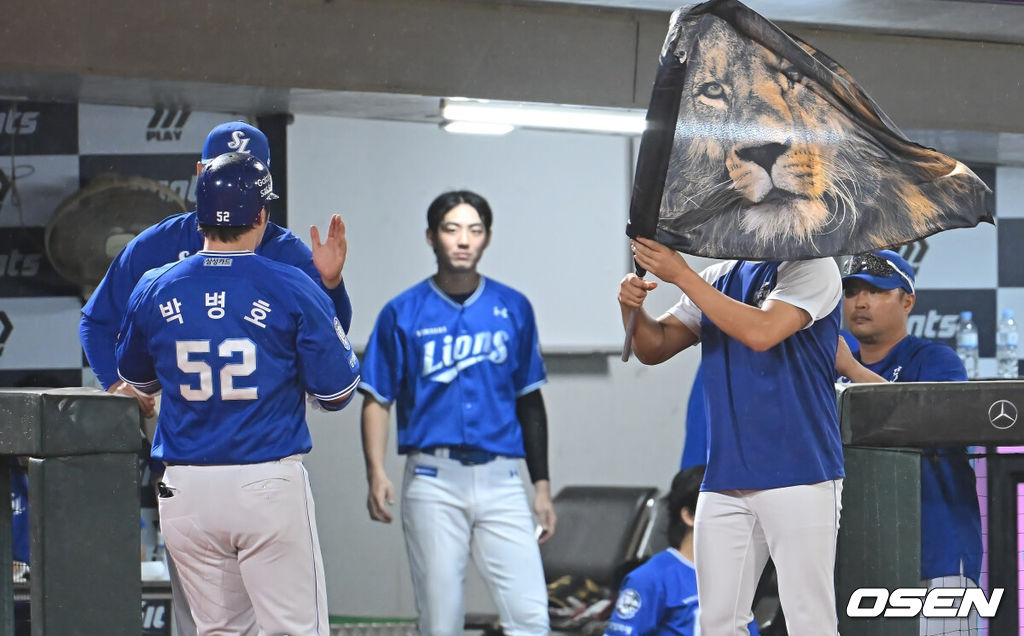 20일 부산 사직야구장에서 2025 신한 SOL 뱅크 KBO 리그 롯데 자이언츠와 삼성 라이온즈의 경기가 열렸다. 홈팀 롯데는 감보아가, 방문팀 삼성은 김대호가 선발 출전했다.삼성 라이온즈 박병호가 7회초 좌월 솔로 홈런을 치고 하이파이브를 하고 있다. 2025.06.20 / foto0307@osen.co.kr