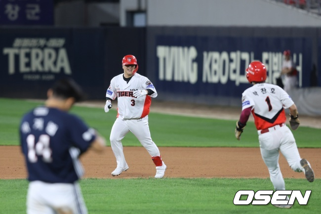 김선빈이 끝내기 안타를 터트리고 기뻐하고 있다. /KIA 타이거즈 제공