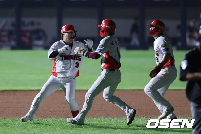 김선빈이 끝내기 안타를 터트리고 동료들의 축하를 받고 있다. /KIA 타이거즈 제공
