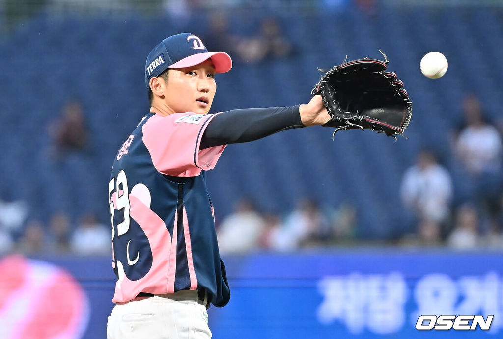 7일 창원NC파크에서 2025 신한 SOL 뱅크 KBO 리그 NC 다이노스와 KIA 타이거즈의 경기가 열렸다. 홈팀 NC는 구창모가, 방문팀 KIA는 양현종이 선발 출전했다. NC 다이노스 선발투수 구창모가 볼을 받고 있다. 2025.09.07 / foto0307@osen.co.kr