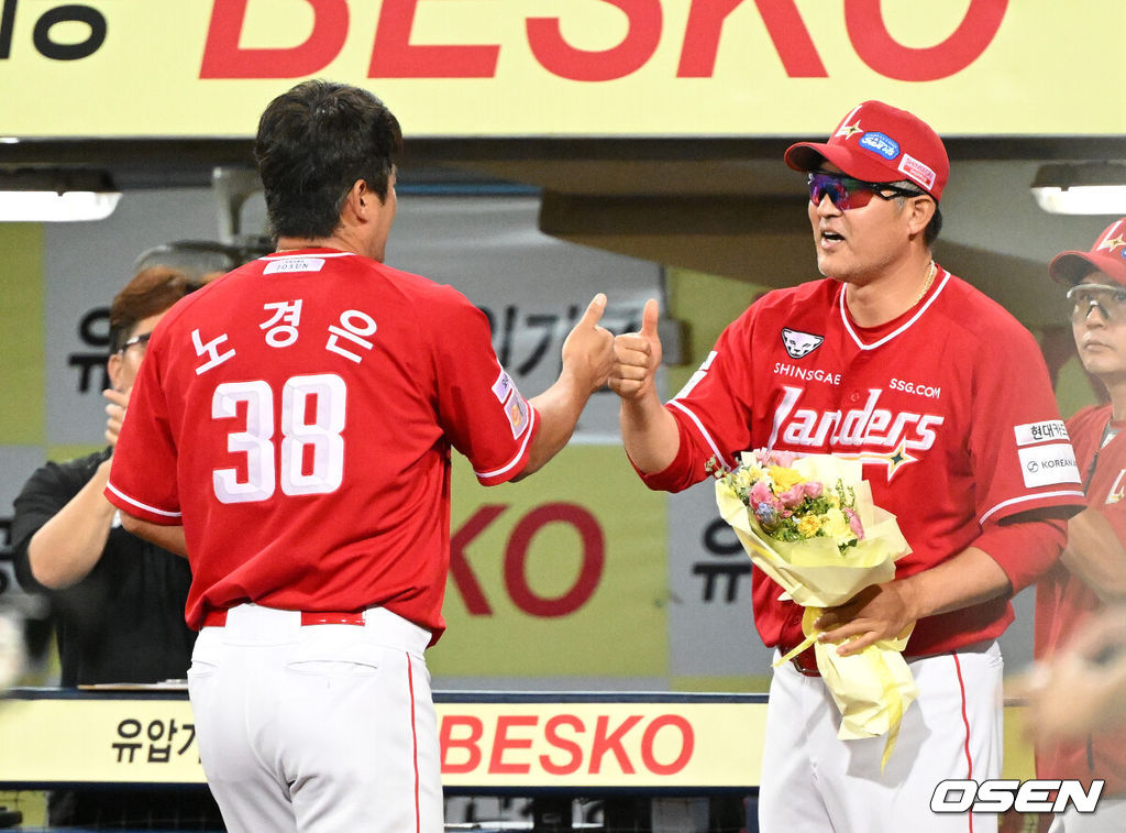 11일 오후 대구 삼성라이온즈파크에서 2025 신한 SOL Bank KBO리그 삼성 라이온즈와 SSG 랜더스의 경기가 열렸다.삼성은 후라도, SSG은 화이트를 선발 투수로 내세웠다.8회말 2사 1루에서 SSG 노경은이 3시즌 연속 30홀드를 달성하고 이숭용 감독의 축하를 받고 있다. 2025.09.11 /sunday@osen.co.kr