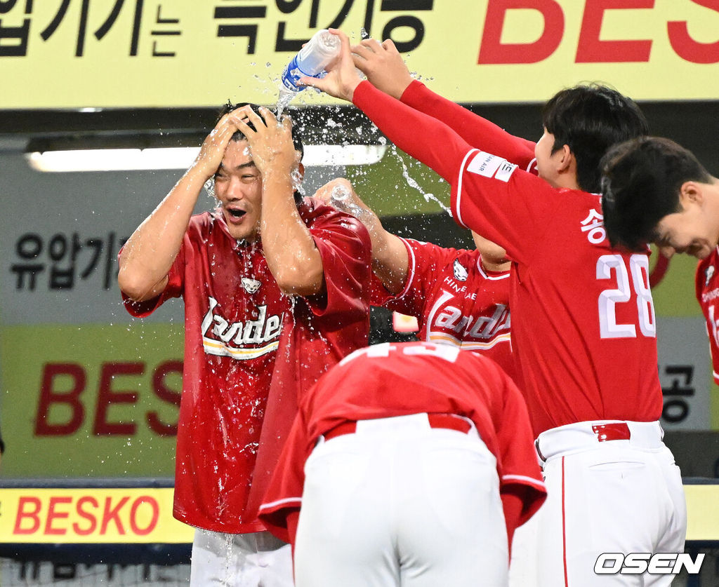 이숭용 감독이 이끄는 프로야구 SSG 랜더스가 삼성 라이온즈를 꺾고 3위 자리를 굳건히 지켰다. SSG는 11일 대구삼성라이온즈파크에서 열린 삼성과의 원정 경기에서 8-4로 승리했다. 최정은 KBO 최초 10년 연속 20홈런 고지를 밟았다. 노경은도 한국 프로야구 최초로 3년 연속 20홀드의 주인공이 됐다. 반면 삼성은 선발 아리엘 후라도의 호투에도 연패에 빠졌다. 경기 종료 후 3시즌 30홀드를 기록한 SSG 노경은이 동료들에게 축하를 받고 있다. 2025.09.11 /sunday@osen.co.kr