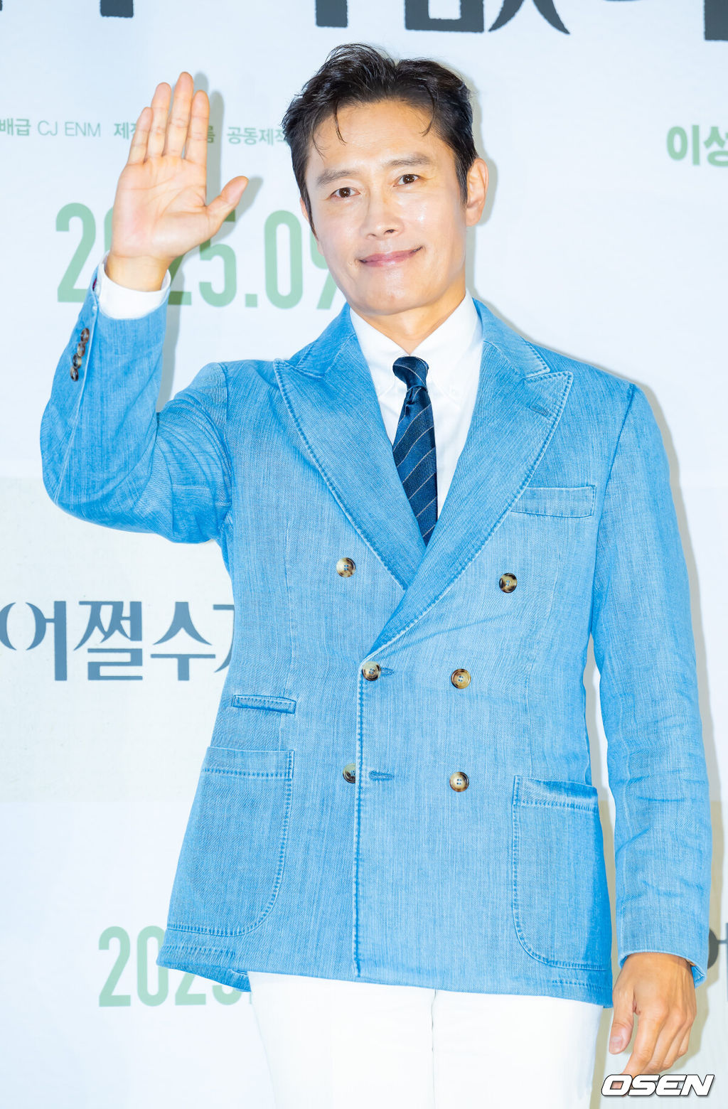 19일 서울 용산구 CGV용산아이파크몰에서 영화 '어쩔 수가 없다' 제작보고회가 열렸다.'어쩔수가없다'(감독 박찬욱)는 ‘다 이루었다’고 느낄 만큼 삶이 만족스러웠던 회사원 ‘만수’(이병헌)가 덜컥 해고된 후, 아내와 두 자식을 지키기 위해, 어렵게 장만한 집을 지켜내기 위해, 재취업을 향한 자신만의 전쟁을 준비하며 벌어지는 이야기를 담는다. 제82회 베니스 국제 영화제 경쟁 부문에 초청된 ‘어쩔수가없다’는 박찬욱 감독이  ‘헤어질 결심’ 이후 3년 만에 내놓는 작품이다. 이병헌과 손예진이 부부로 호흡을 맞추는 가운데 이성민과 염혜란 박희순 차승원이 출연한다.배우 이병헌이 입장하며 포즈를 취하고 있다. 2025.08.19 /rumi@osen.co.kr