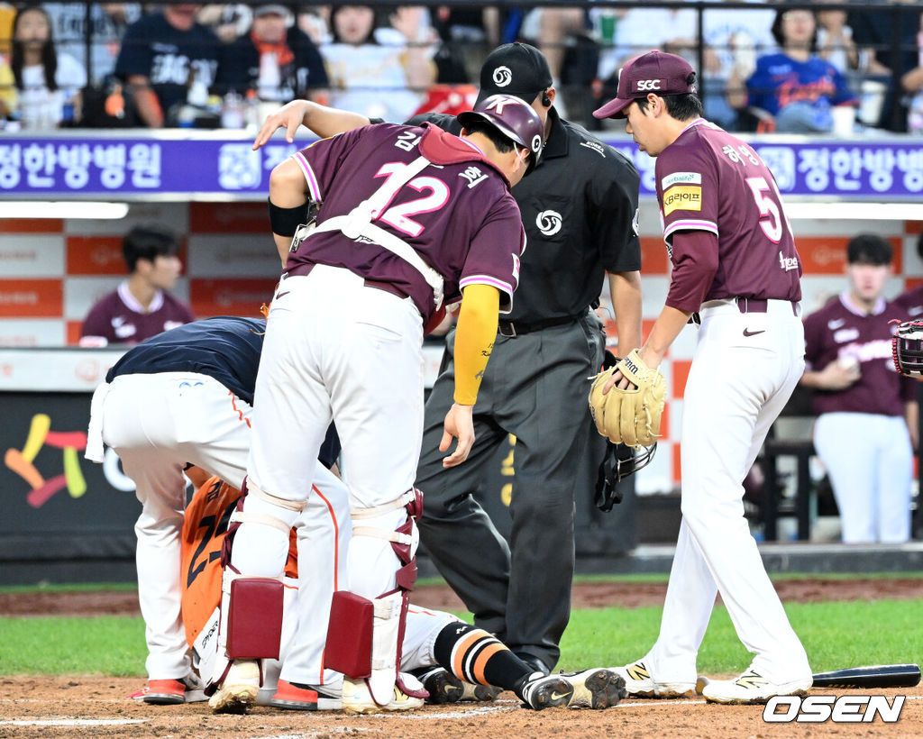 13일 오후 대전 한화생명볼파크에서 2025 신한 SOL Bank KBO리그 한화 이글스와 키움 히어로즈의 경기가 열렸다.한화는 폰세, 키움은 하영민을 선발 투수로 내세웠다.4회말 무사 1,2루에서 키움 하영민이 자신의 투구에 얼굴을 맞은 한화 김태연을 찾아 걱정하고 있다. 2025.09.13 /sunday@osen.co.kr