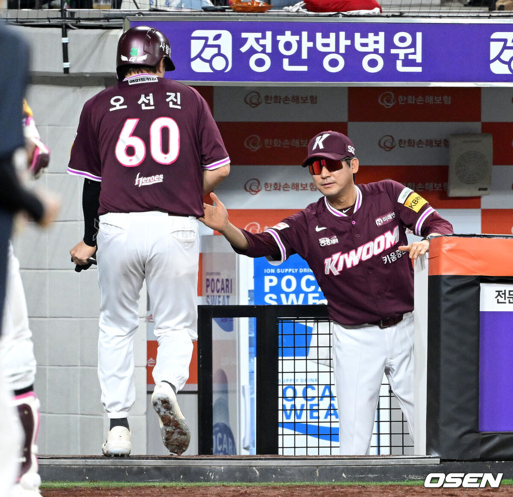 13일 오후 대전 한화생명볼파크에서 2025 신한 SOL Bank KBO리그 한화 이글스와 키움 히어로즈의 경기가 열렸다.한화는 폰세, 키움은 하영민을 선발 투수로 내세웠다.7회초 무사 2,3루에서 키움 송성문의 적시타 때 홈을 밟은 오선진이 더그아웃에서 설종진 감독대행과 하이파이브를 하고 있다. 2025.09.13 /sunday@osen.co.kr