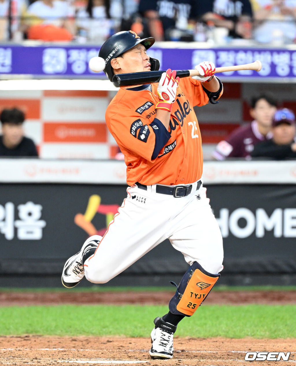 13일 오후 대전 한화생명볼파크에서 2025 신한 SOL Bank KBO리그 한화 이글스와 키움 히어로즈의 경기가 열렸다.한화는 폰세, 키움은 하영민을 선발 투수로 내세웠다.4회말 무사 1,2루에서 한화 김태연이 키움 하영민 투구에 맞고 있다. 2025.09.13 /sunday@osen.co.kr