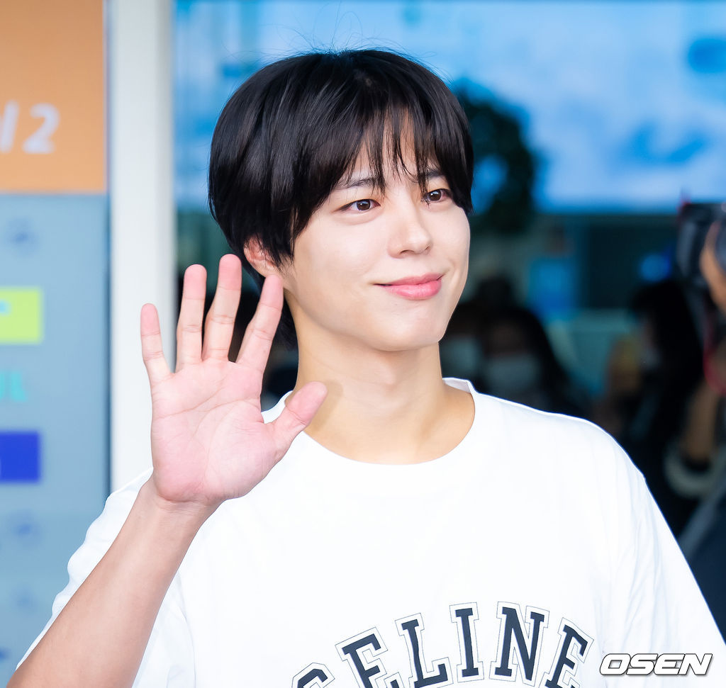 배우 박보검이 12일 인천국제공항을 통해 말레이시아 쿠알라룸푸르로 출국했다.박보검은 단독 팬미팅 'PARK BO GUM 2025 FAN MEETING TOUR [BE WITH YOU]' 9월 13일 쿠알라룸푸르, 9월 17일 몬테레이, 9월 19일 멕시코시티, 9월 21일 상파울루, 9월 24일 산티아고를 방문해 투어를 이어간다.박보검이 출국장으로 향하고 있다. 2025.09.12 / rumi@osen.co.kr