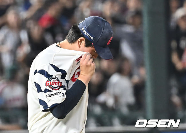 [OSEN=부산, 이석우 기자] 28일 부산 사직야구장에서 2025 신한 SOL 뱅크 KBO 리그 롯데 자이언츠와 KT 위즈의 경기가 열렸다. 홈팀 롯데는 감보아가, 방문팀 KT는 헤이수스가 선발 출전했다.롯데 자이언츠 김원중이 연장 10회초 1사 2루 KT 위즈 강백호에게 중견수 앞 1타점 안타를 맞고 아쉬워하고 있다. 2025.08.28 / foto0307@osen.co.kr