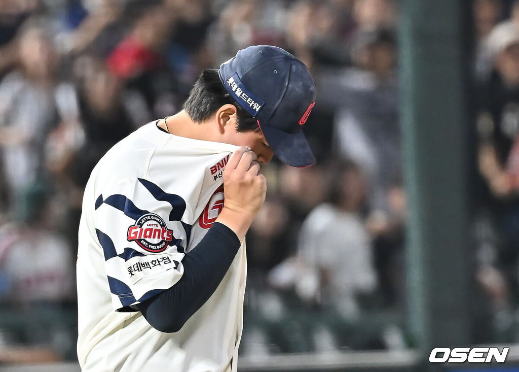 28일 부산 사직야구장에서 2025 신한 SOL 뱅크 KBO 리그 롯데 자이언츠와 KT 위즈의 경기가 열렸다. 홈팀 롯데는 감보아가, 방문팀 KT는 헤이수스가 선발 출전했다.롯데 자이언츠 김원중이 연장 10회초 1사 2루 KT 위즈 강백호에게 중견수 앞 1타점 안타를 맞고 아쉬워하고 있다. 2025.08.28 / foto0307@osen.co.kr