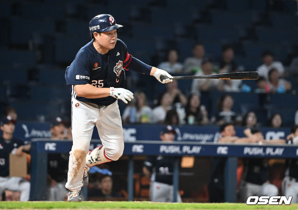 5일 창원NC파크에서 2025 신한 SOL 뱅크 KBO 리그 NC 다이노스와 두산 베어스의 경기가 열렸다. 홈팀 NC는 로건이, 방문팀 두산은 잭로그가 선발 출전했다. 두산 베어스 양의지가 연장 10회초 1사 1,3루 2루수 오른쪽 1타점 내야 안타를 치고 있다. 2025.09.05 / foto0307@osen.co.kr