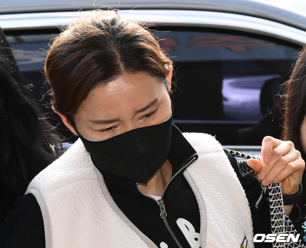전청조씨(27)의 사기 혐의 공범으로 입건된 전 펜싱 국가대표 남현희씨(42)가 조사를 받기 위해 8일 오전 서울 송파경찰서로 향하고 있다. 2023.11.08 /cej@osen.co.kr