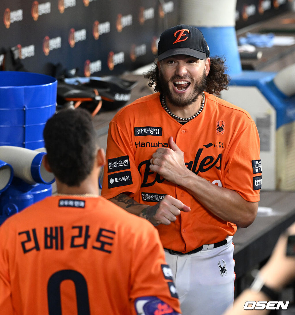 13일 오후 대전 한화생명볼파크에서 2025 신한 SOL Bank KBO리그 한화 이글스와 키움 히어로즈의 경기가 열렸다.한화는 폰세, 키움은 하영민을 선발 투수로 내세웠다.5회말 무사 만루에서 한화 리베라토가 우중월 만루 홈런을 치고 더그아웃에서 폰세와 환호하고 있다. 2025.09.13 /sunday@osen.co.kr