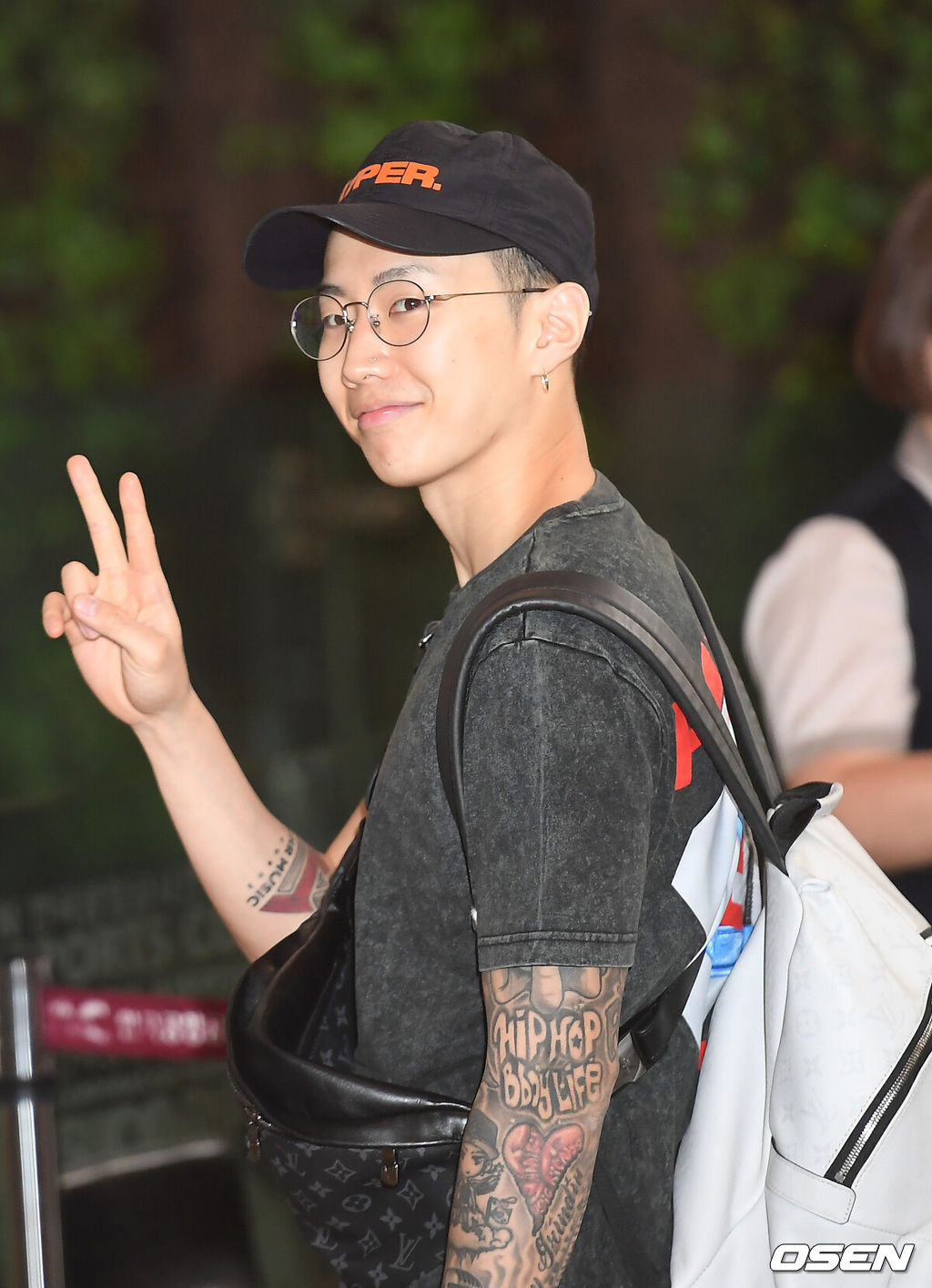   가수 박재범이 해외 스케줄 참석차 2일 오후 서울 김포국제공항을 통해 출국했다. 박재범이 출국장으로 들어서고 있다. /youngrae@osen.co.kr