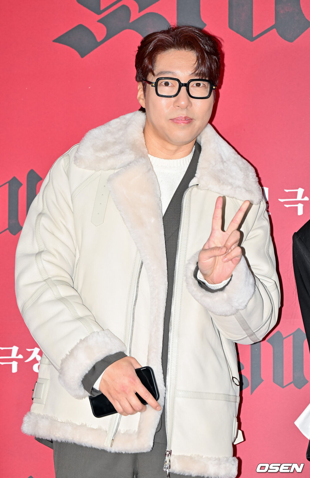영화 '퇴마록' VIP 시사회 포토월 행사가 4일 오후 서울 송파구 롯데시네마 월드타워에서 열렸다.‘퇴마록’은 독창적인 세계관과 탄탄한 스토리텔링으로 큰 사랑을 받은 이우혁 작가의 소설 ‘퇴마록’의 첫 애니메이션 작품이다. 유튜버 대도서관이 포즈를 취하고 있다. 2025.02.04 / soul1014@osen.co.kr