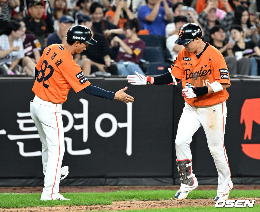 13일 오후 대전 한화생명볼파크에서 2025 신한 SOL Bank KBO리그 한화 이글스와 키움 히어로즈의 경기가 열렸다.한화는 폰세, 키움은 하영민을 선발 투수로 내세웠다.7회말 무사에서 한화 하주석이 우월 솔로 홈런을 치고 환호하고 있다. 2025.09.13 /sunday@osen.co.kr