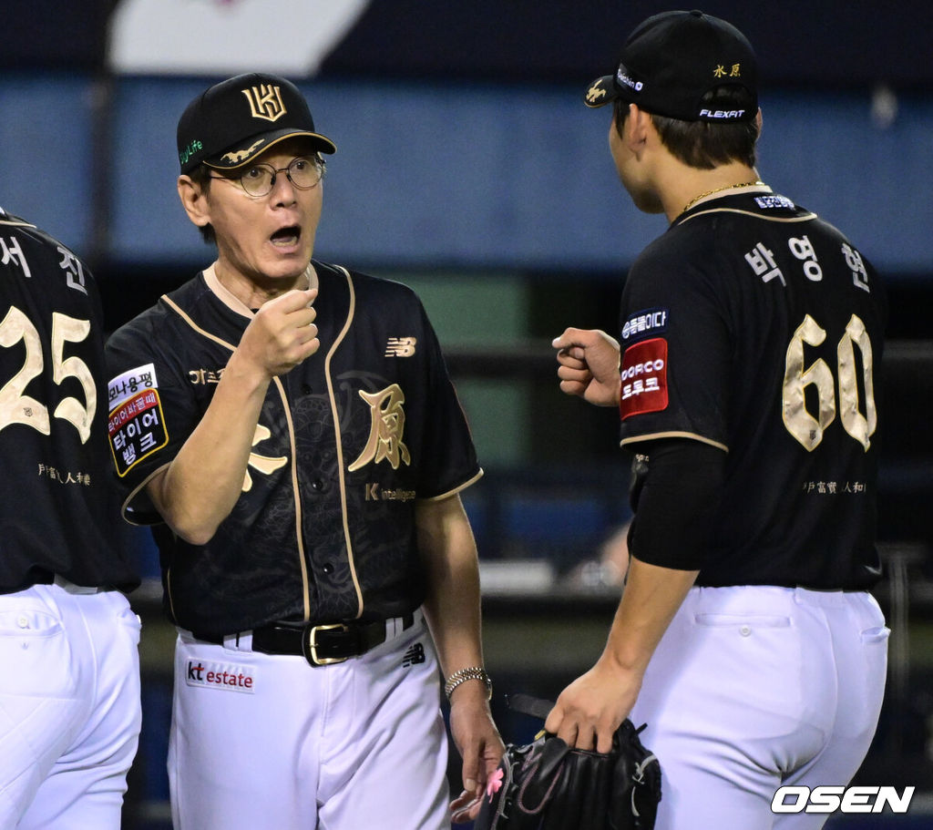 KT가 1위 LG의 80승 선착을 저지하고 4위 자리를 지켰다. 프로야구 KT 위즈는 11일 서울 잠실구장에서 열린 2025 신한 SOL뱅크 KBO리그 LG 트윈스와의 시즌 13차전에서 6-4 역전승을 거뒀다. KT 이강철 감독이 박영현과 승리를 기뻐하고 있다. 2025.09.11 /cej@osen.co.kr