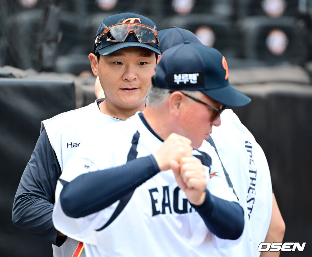 경기를 앞두고 진행된 훈련에서 한화 김태연과 김경문 감독이 대화를 나누고 있다. 2025.09.03 / dreamer@osen.co.kr