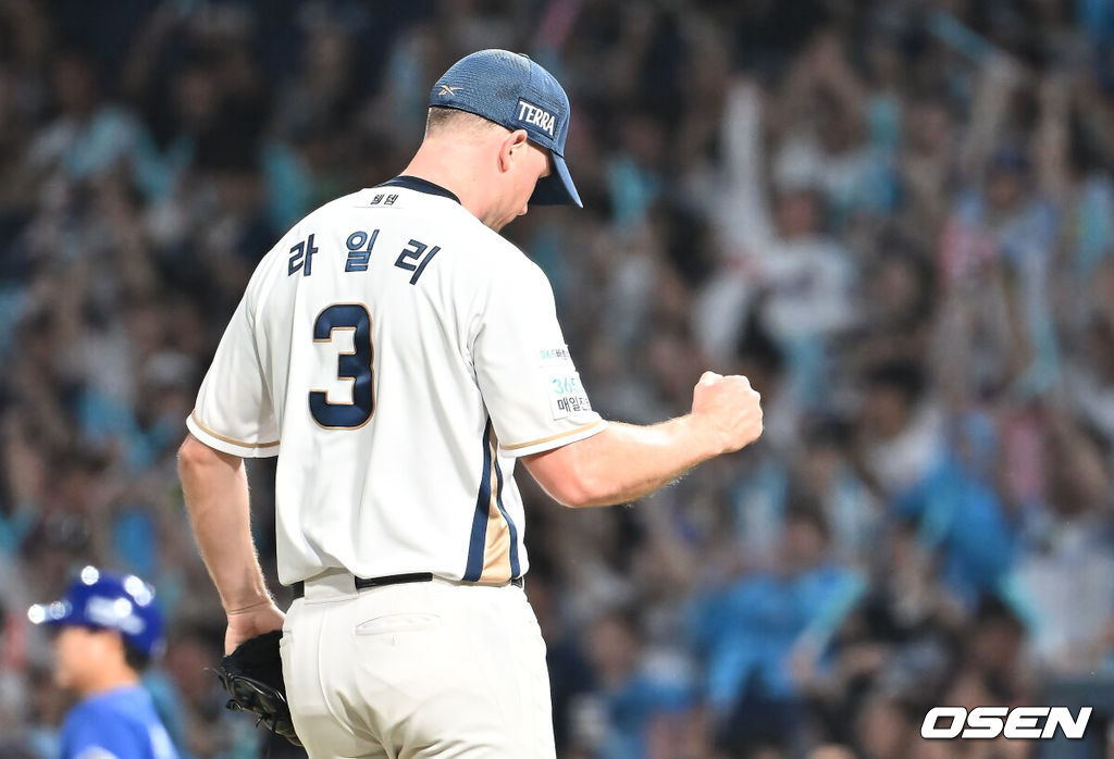 19일 창원NC파크에서 2025 신한 SOL 뱅크 KBO 리그 NC 다이노스와 삼성 라이온즈의 경기가 열렸다. 홈팀 NC는 라일리가, 방문팀 삼성은 후라도가 선발 출전했다. NC 다이노스 선발투수 라일리가 4회초 1사 1,2루 삼성 라이온즈 이재현을 3루수 병살로 잡고 주먹을 불끈 쥐고 있다. 2025.08.19 / foto0307@osen.co.kr