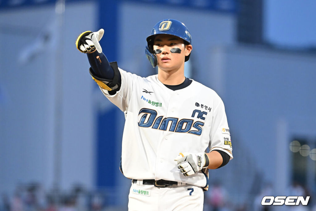 5일 창원NC파크에서 2025 신한 SOL 뱅크 KBO 리그 NC 다이노스와 SSG 랜더스의 경기가 열렸다. 홈팀 NC는 조민석이, 방문팀 SSG는 화이트가 선발 출전했다. NC 다이노스 김주원이 5회말 2사 1,2루 우익수 앞 1타점 안타를 치고 세리머니를 하고 있다. 2025.07.05 / foto0307@osen.co.kr