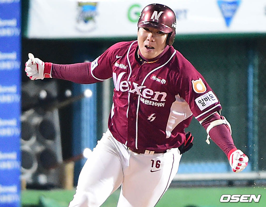 4일 오후 대구야구장에서 '2014 한국야쿠르트 세븐 프로야구' 포스트시즌 한국시리즈 1차전이 열렸다.8회초 넥센 공격 무사 1루 상황 강정호가 달아나는 좌중간 투런포를 날리고 주먹을 불끈 쥐며 그라운드를 돌고 있다.삼성과 넥센이 프로야구의 마지막 축제 한국시리즈에 돌입한다. 단기전에서 1차전의 중요성은 모든 감독들이 말하고 있다. 역사적으로도 1차전 승리팀이 우승할 확률은 1982년 1차전 무승부를 제외하고 30번 중 24회, 80%에 이른다. 1차전을 잡아야 쉽게 시리즈를 이어갈 수 있다.양팀 선발은 삼성 릭 밴덴헐크, 넥센 앤디 밴 헤켄이다. 둘은 올 시즌 평균자책점, 탈삼진, 승률 등을 놓고 박빙의 승부를 펼쳐왔다. 그러나 단기전에서 패넌트레이스의 기록은 큰 의미가 없다. 누가 덜 떨고 덜 실수하냐의 차이가 승패를 가른다.삼성은 지난해까지 3번 연속 한국시리즈에서 우승컵을 들어올릴 관록의 팀이다. 반면 넥센은 올해가 창단 7년만의 첫 한국시리즈 진출. 한국시리즈를 경험해본 멤버도 오재영, 이택근 2명 뿐이다. 그러나 플레이오프를 통과한 넥센의 분위기는 현재 최상이다. 삼성이 넥센을 꺾으려면 1차전에서 기선을 제압해야 한다./dreamer@osen.co.kr