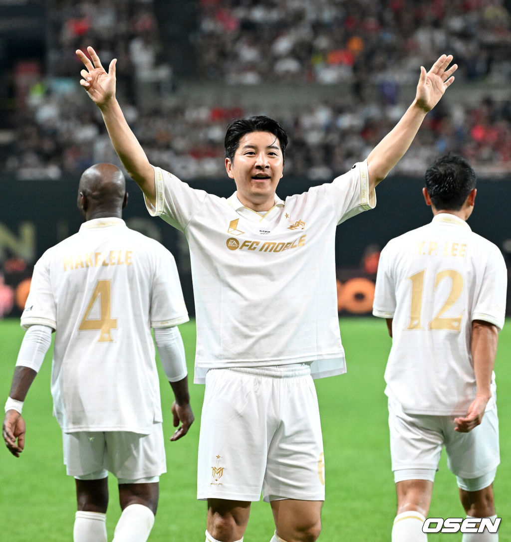 14일 오후 서울월드컵경기장에서 '2025 아이콘매치: 창의 귀환, 반격의 시작’ 경기가 열렸다.2025 아이콘매치는 넥슨 축구 게임 ‘FC 온라인’과 ‘FC 모바일’의 전설적 은퇴 선수들이 한국 경기장에서 펼치는 특별 경기다. 올해는 베일, 제라드, 카시야스가 새롭게 합류하고 아르센 벵거와 라파엘 베니테스 감독이 지략 대결을 펼친다.후반 실드 박주호가 역전골을 성공시키고 환호하고 있다. 2025.09.14 /sunday@osen.co.kr