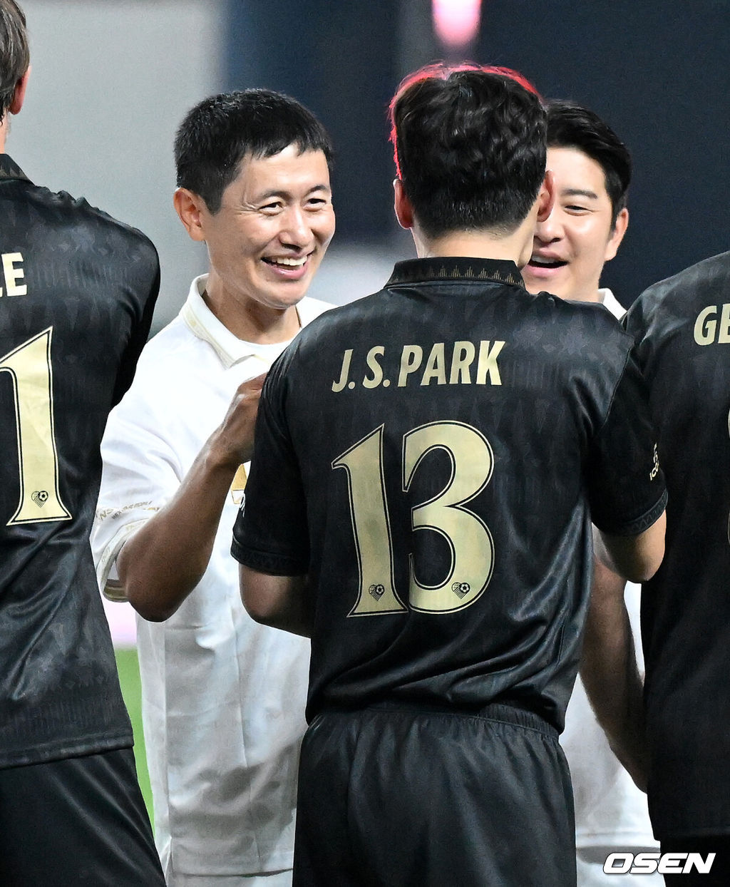 14일 오후 서울월드컵경기장에서 '2025 아이콘매치: 창의 귀환, 반격의 시작’ 경기가 열렸다.2025 아이콘매치는 넥슨 축구 게임 ‘FC 온라인’과 ‘FC 모바일’의 전설적 은퇴 선수들이 한국 경기장에서 펼치는 특별 경기다. 올해는 베일, 제라드, 카시야스가 새롭게 합류하고 아르센 벵거와 라파엘 베니테스 감독이 지략 대결을 펼친다.경기에 앞서 이영표와 박지성이 인사를 나누고 있다. 2025.09.14 /sunday@osen.co.kr