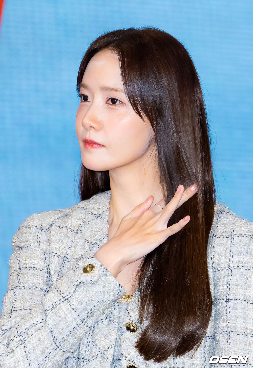 19일 오후 서울 신도림 디큐브시티 내 더 세인트에서  tvN 새 토일드라마 ‘폭군의 셰프’(연출 장태유) 제작발표회가 진행됐다.오는 23일 첫 방송 예정인  ‘폭군의 셰프’는 최고의 순간 과거로 타임슬립한 셰프(임윤아)가 최악의 폭군이자 절대 미각의 소유자인 왕을 만나며 벌어지는 서바이벌 판타지 로맨틱코미디 드라마이다.배우 임윤아가 기자간담회에서 머리카락을 넘기고 있다. 2025.08.19 /rumi@osen.co.kr