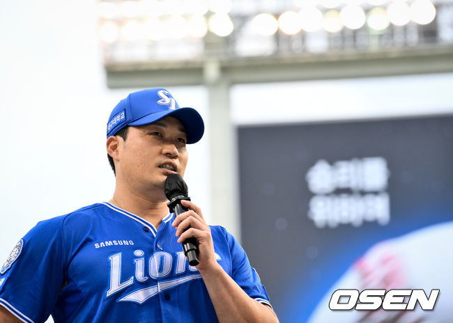 [OSEN=잠실, 조은정 기자]28일 오후 서울 잠실구장에서 ‘2025 신한 SOL Bank KBO리그’ 두산 베어스와 삼성 라이온즈의 경기에 앞서 삼성 투수 오승환의 은퇴투어 기념 행사가 열렸다.오승환은 지난 6일 은퇴를 선언했다. 21년 프로생활의 마침표를 찍는 오승환의 유니폼 배번 21은 22(이만수) 10(양준혁) 36(이승엽)에 이어 구단 사상 4번째 영구결번으로 지정될 예정이다.삼성 오승환이 소감을 전하고 있다. 2025.08.28 /cej@osen.co.kr