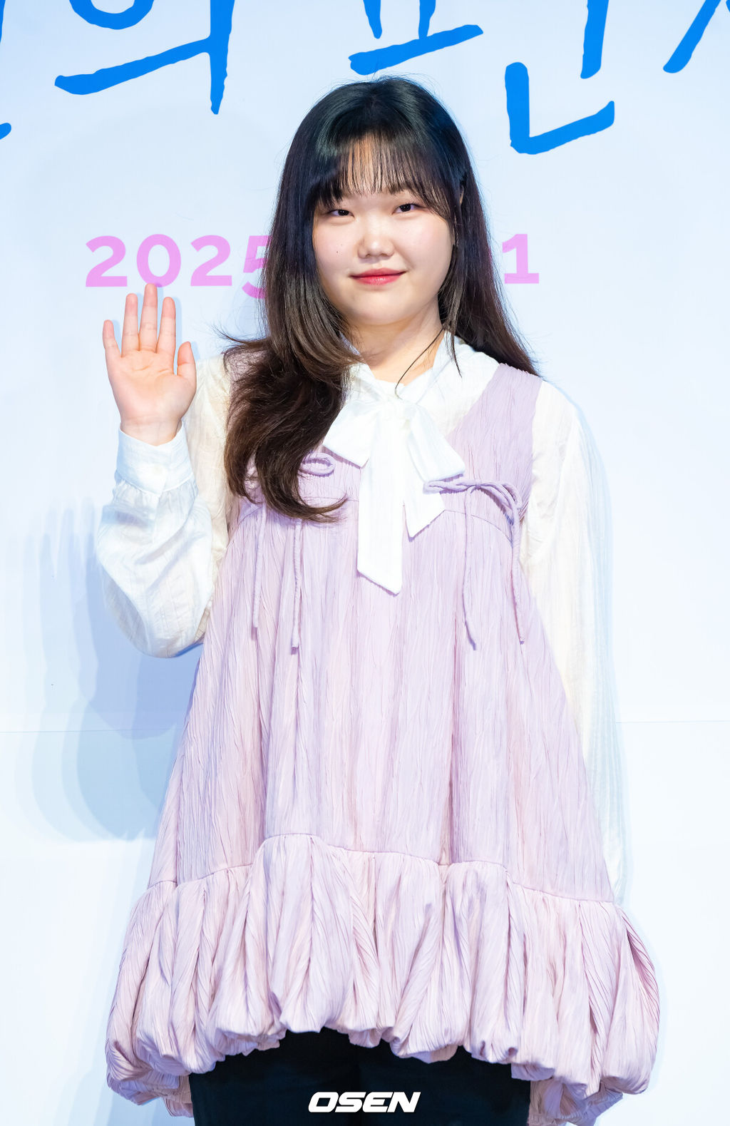 영화 '연의 편지' 언론 시사회가 15일 오후 서울 롯데월드타워 내 롯데시네마 월드타워에서 진행됐다.'연의 편지'는 책상 서랍에서 우연히 의문의 편지를 발견하게 된 전학생 소리가 편지 속 힌트로 이어지는 다음 편지들을 찾아가며 벌어지는 이야기를 담은 애니메이션 영화로 이날 행사에는 김용환 감독, 이수현, 김민주, 민승우, 남도형이 참석했다. 악뮤 이수현이 포즈를 취하고 있다.  2025.09.15 / soul1014@osen.co.kr